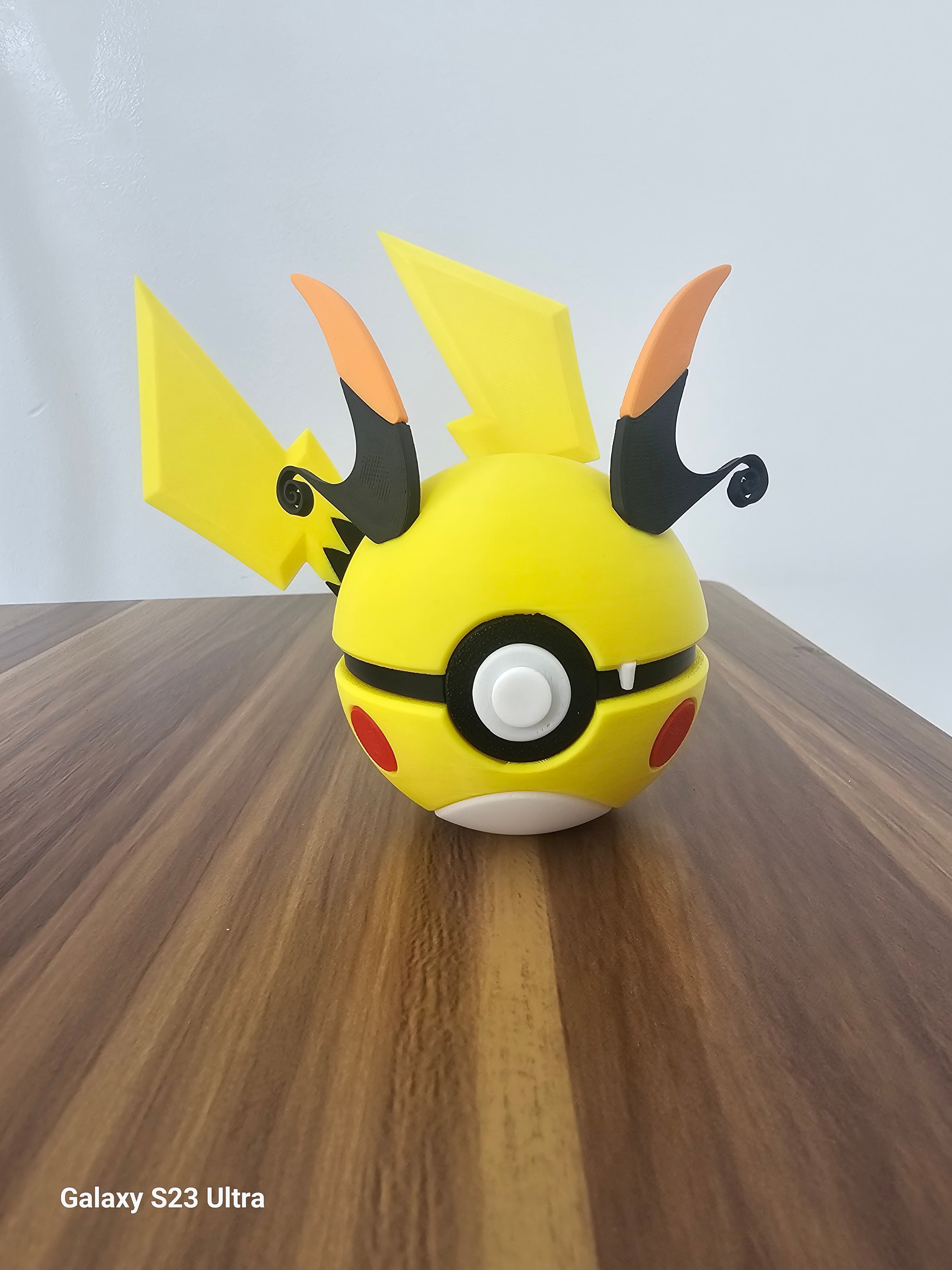 Mega Raichu Pokeball